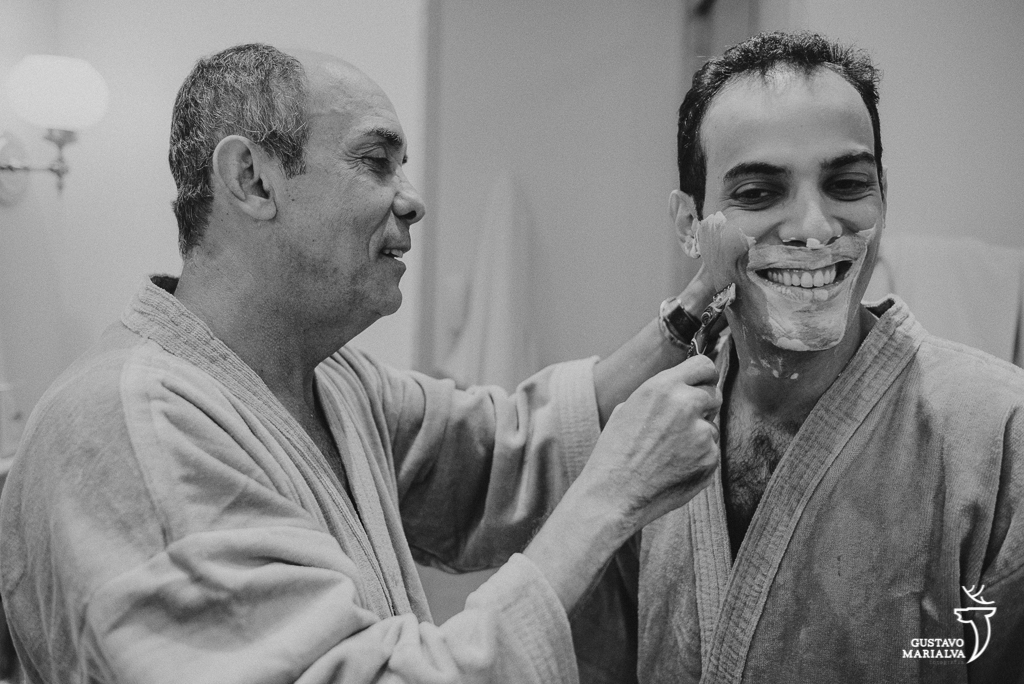 pai fazendo a barba do noivo