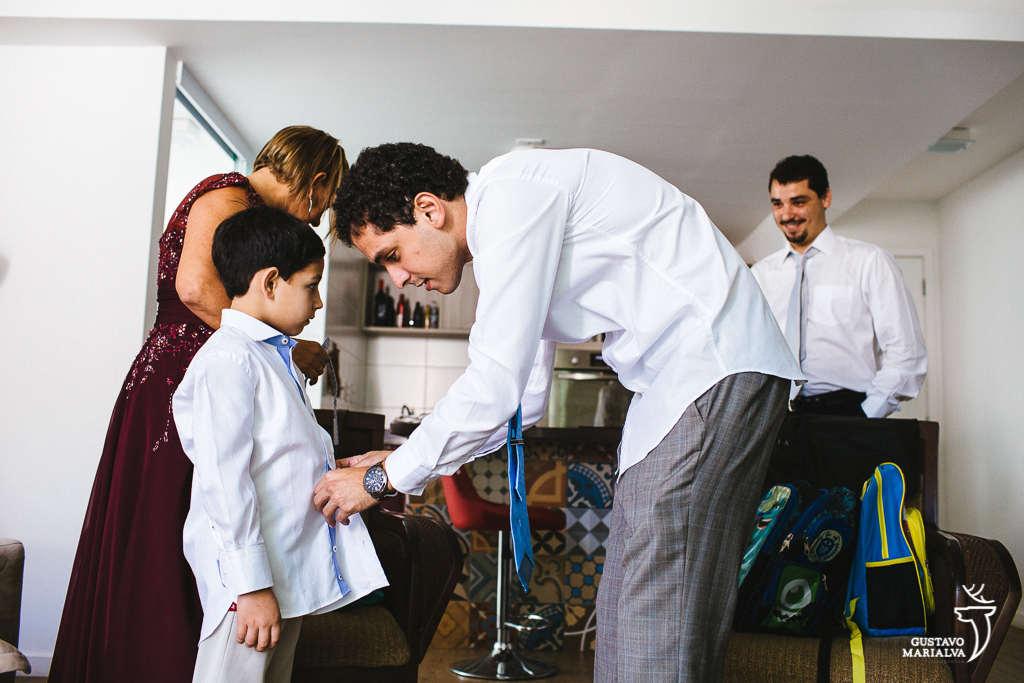 noivo arrumando o filho durante o making of do casamento