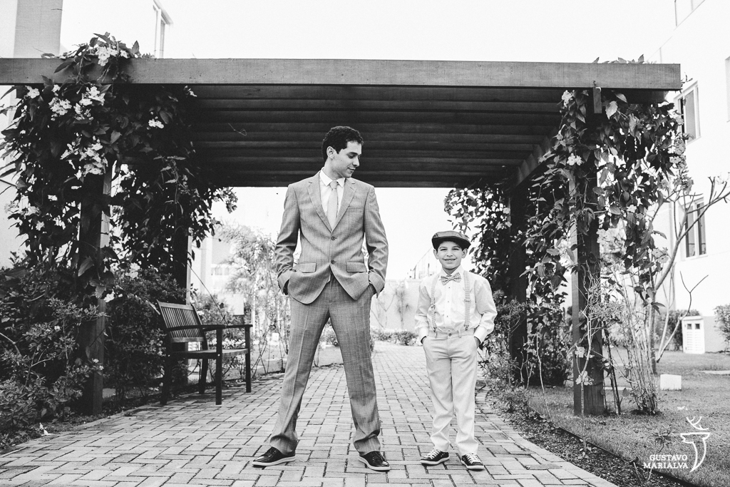 noivo e filho posando para retrato durante o making of do casamento