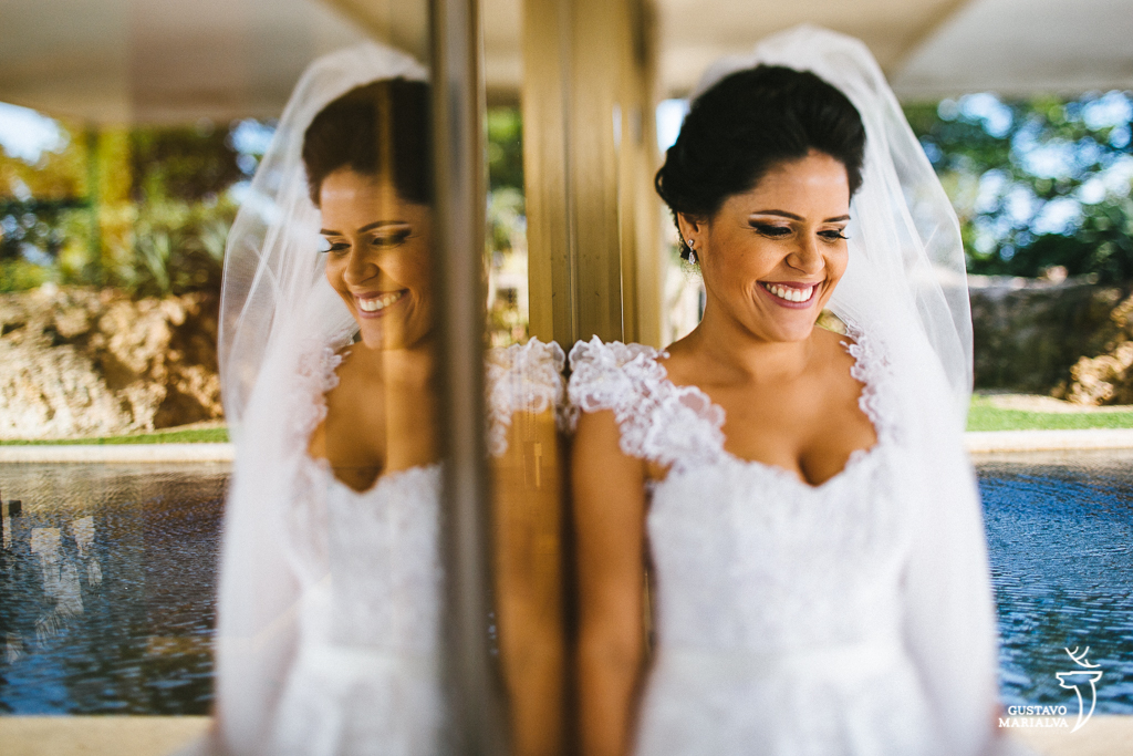 noiva sorrindo durante o retrato no making of do casamento