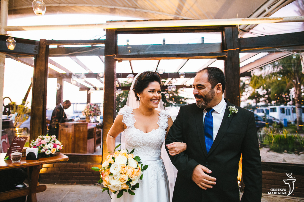 noiva e pai emocionados antes de entrar da cerimônia de casamento