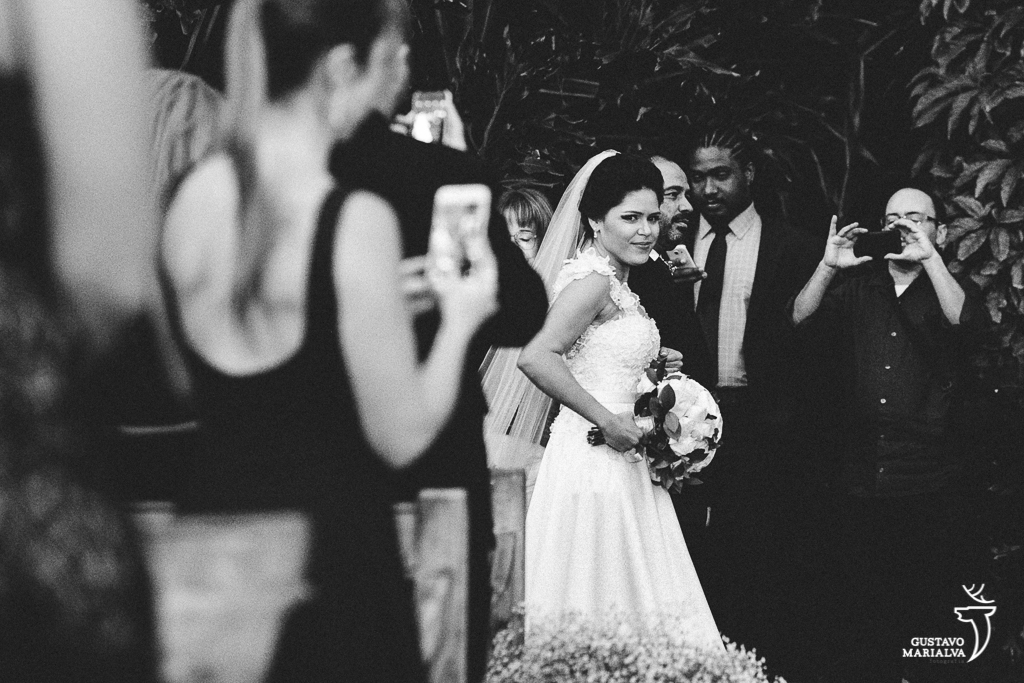 noiva entrando na cerimônia de casamento