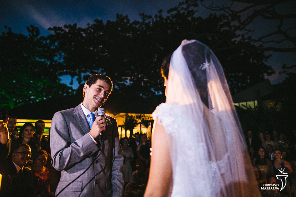 noivo lendo votos durante a cerimônia de casamento