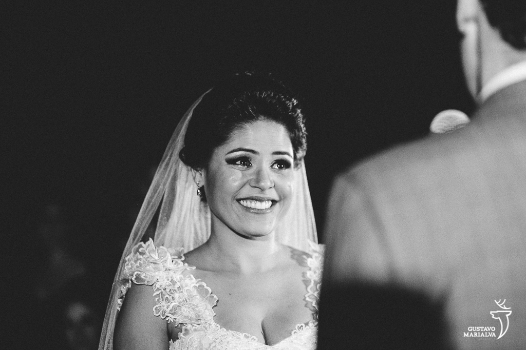 noiva sorrindo durante cerimônia de casamento