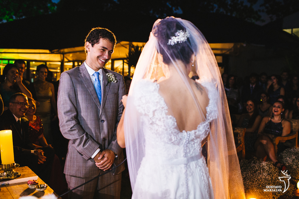 noivo sorrindo durante a cerimônia de casamento