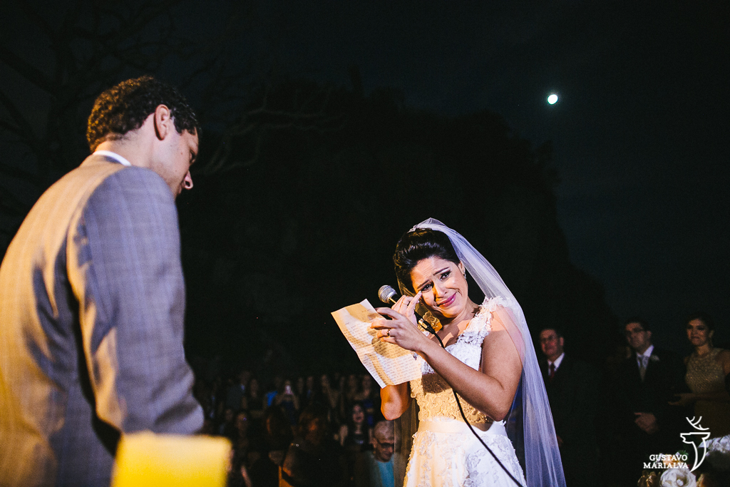 noivo chorando durante a cerimônia de casamento