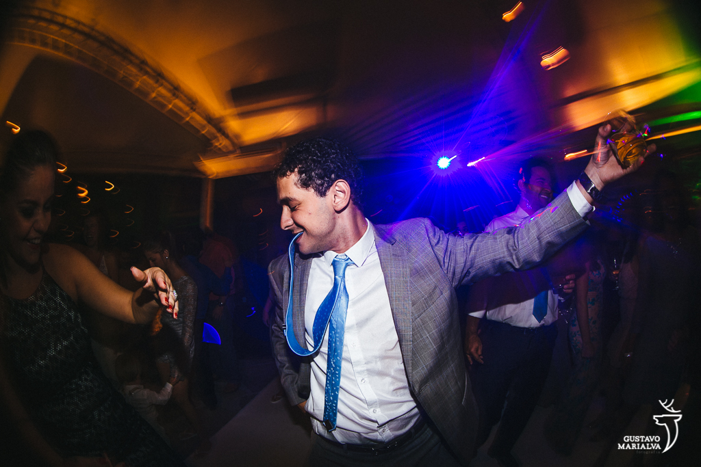 noivo pulando durante a festa de casamento