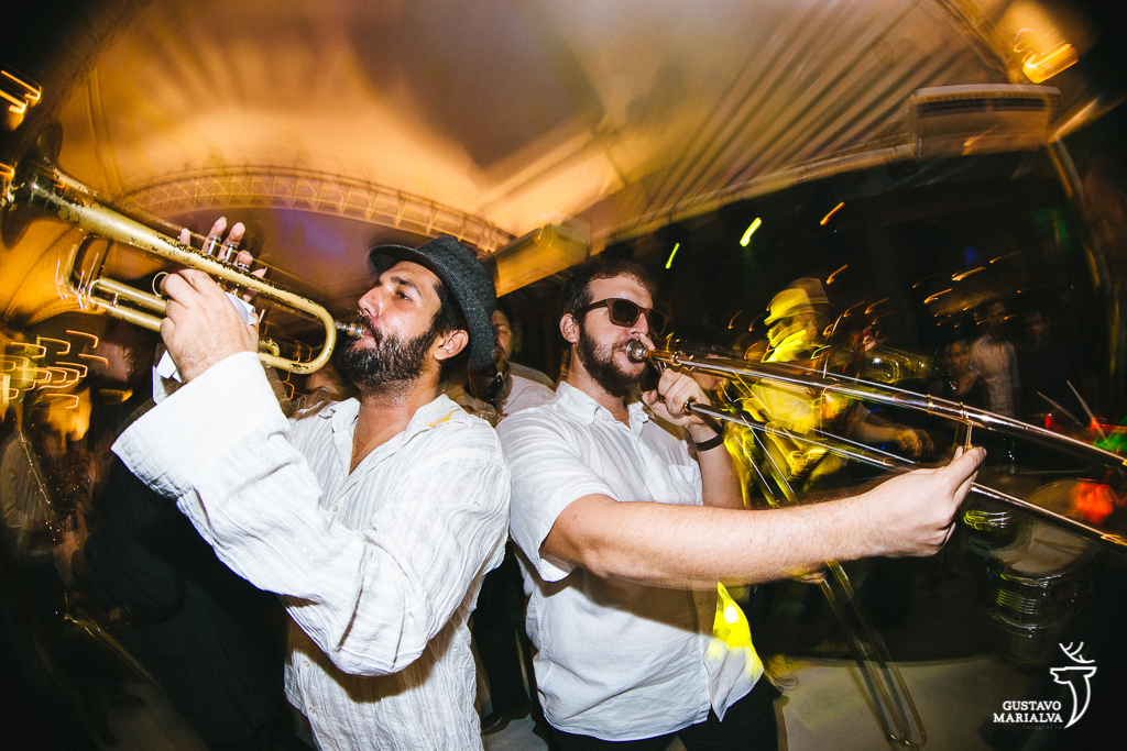 músicos tocando