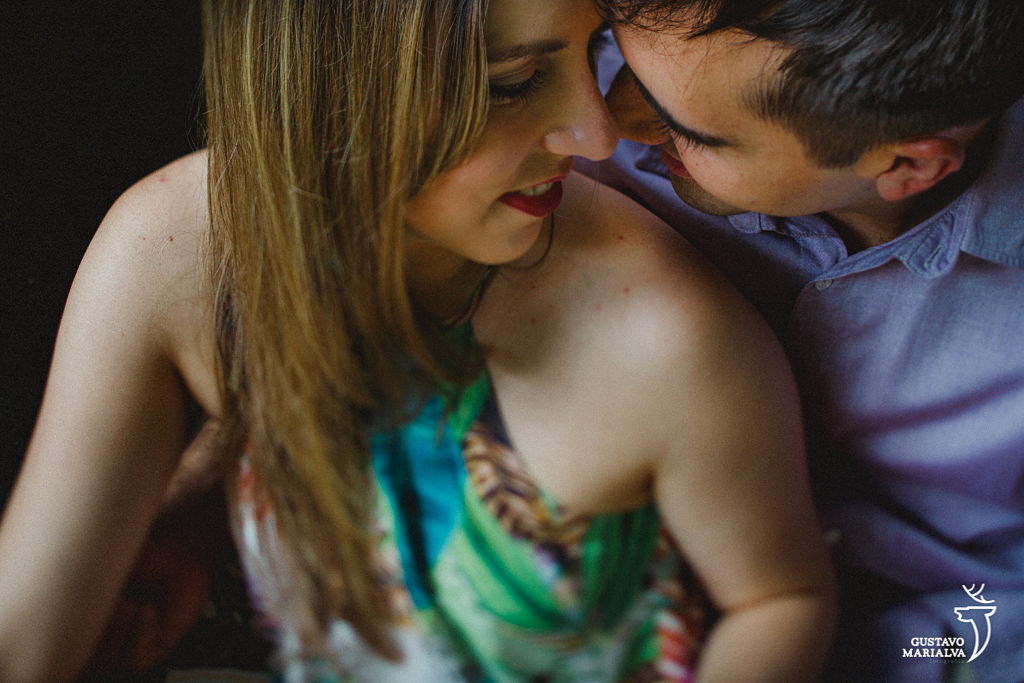 noivos se beijando no book de casal