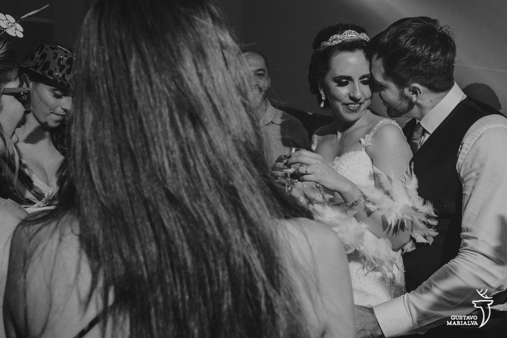 noivos se beijando durante a festa de casamento