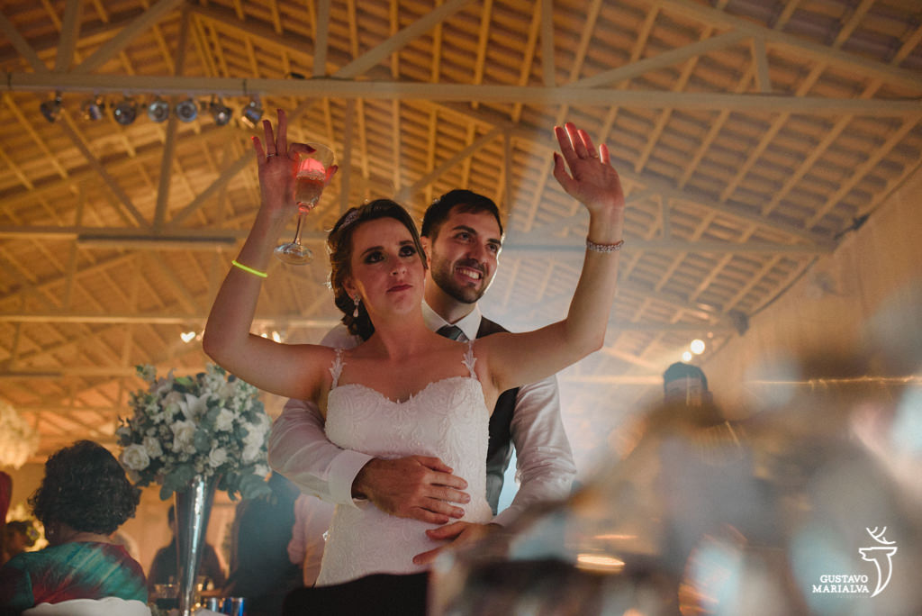 noivo abraçando durante a festa de casamento