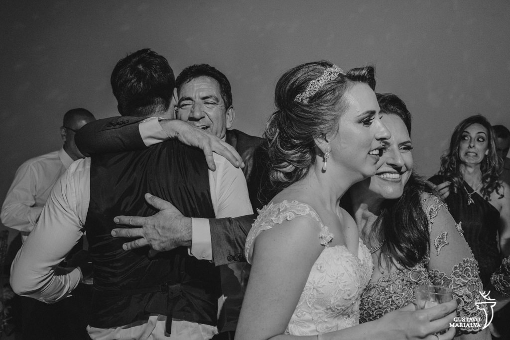 noivo abraçando sogro durante a festa de casmaento