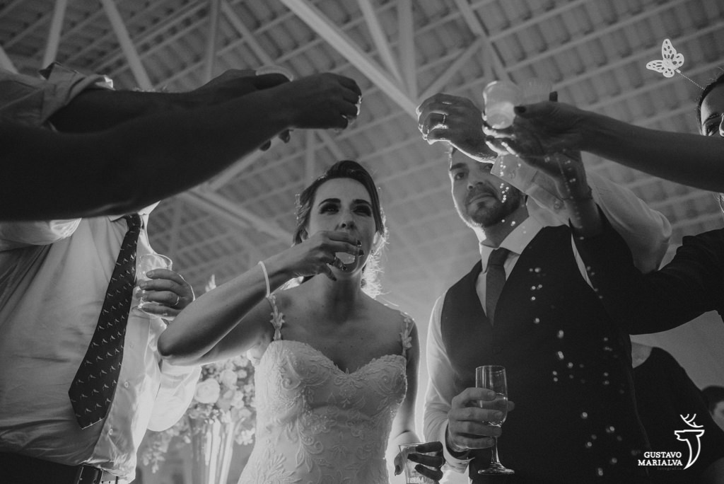 noivos tomando cachaça durante a festa de casamento