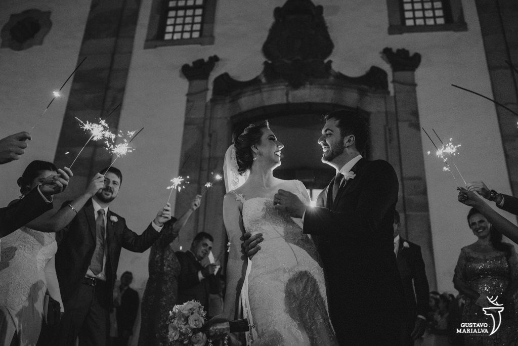 noivos saindo da cerimônia de casamento com sparkles