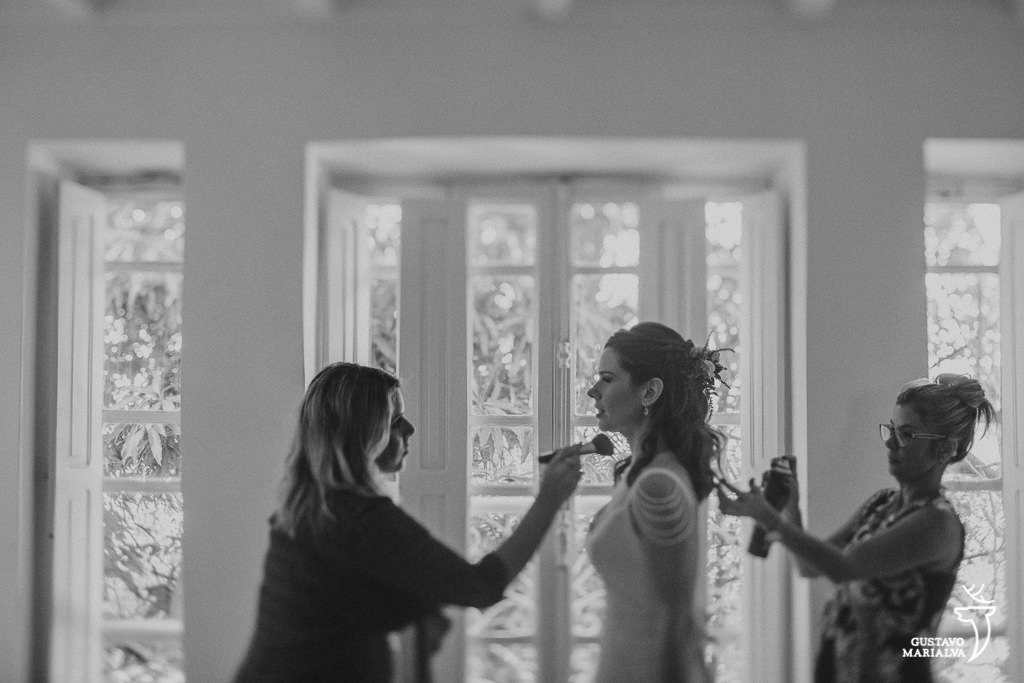 noiva sendo maquiada durante making of de casamento
