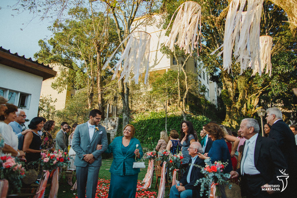 noivo entrando na cerimônia de casamento