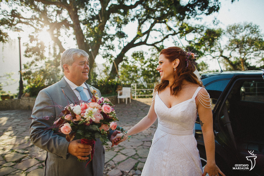 pai recebendo a noiva na cerimônia de casamento