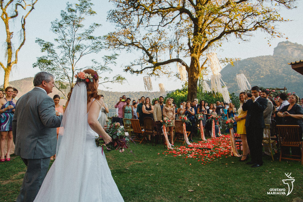 noiva entrando na cerimônia de casamento