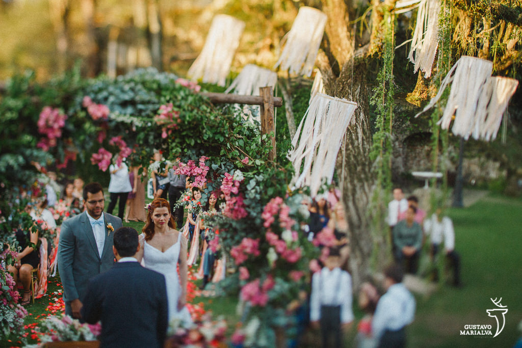 noivos rezando na cerimônia de casamento