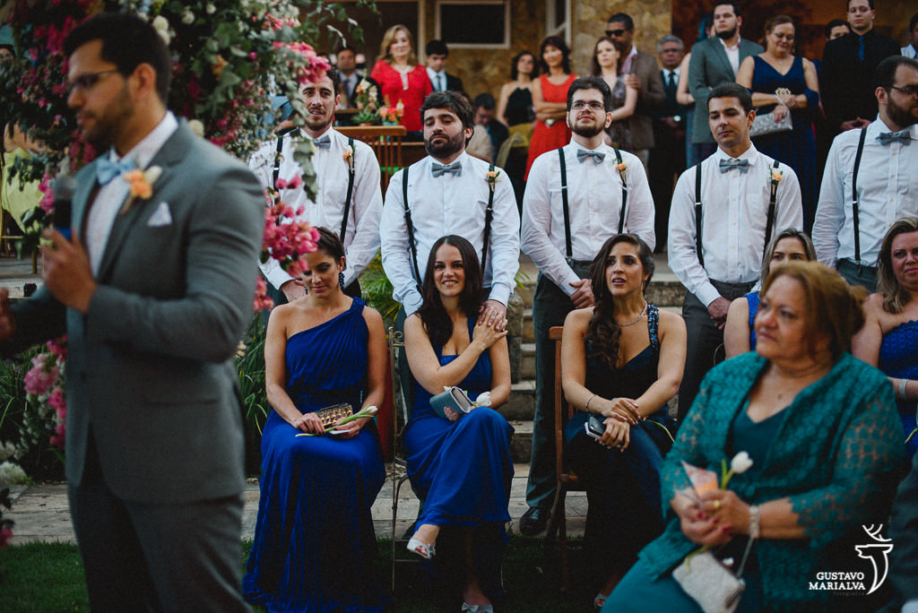 padrinhos emocionados na cerimônia de casamento