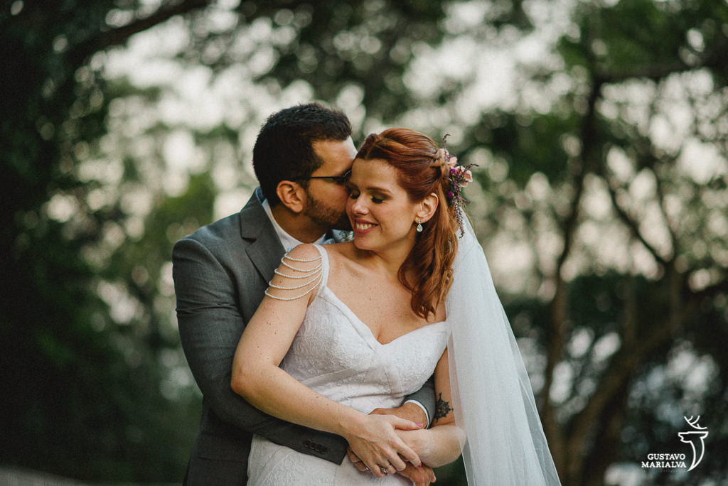 noivo beijando a noiva