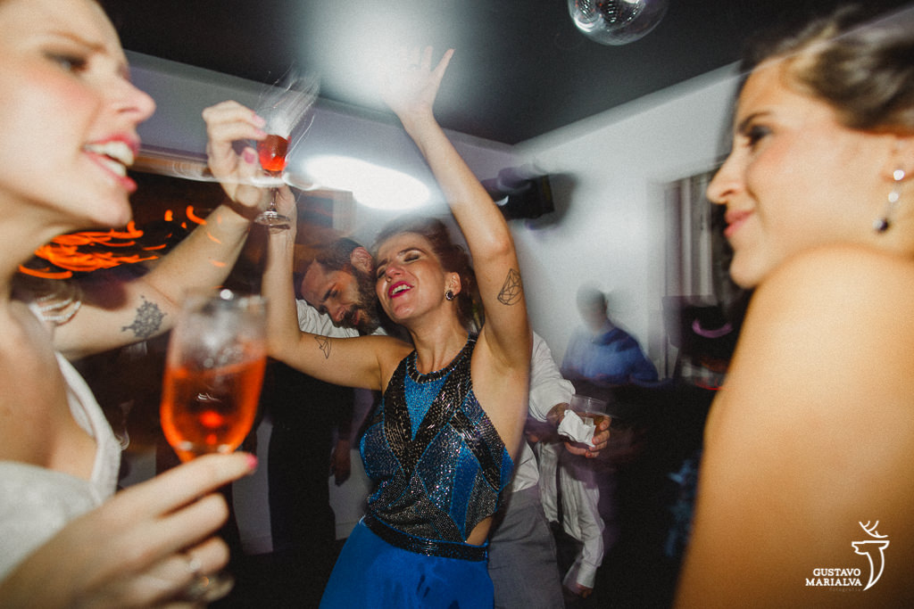 convidados dançando na festa de casamento