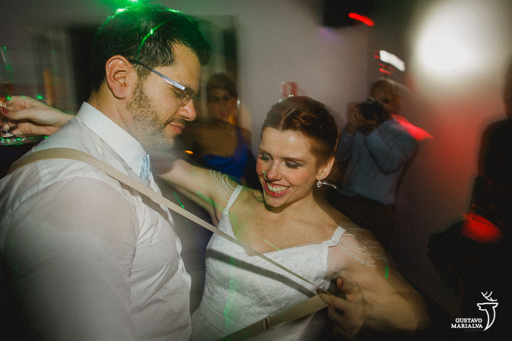 noivos namorando na festa de casamento