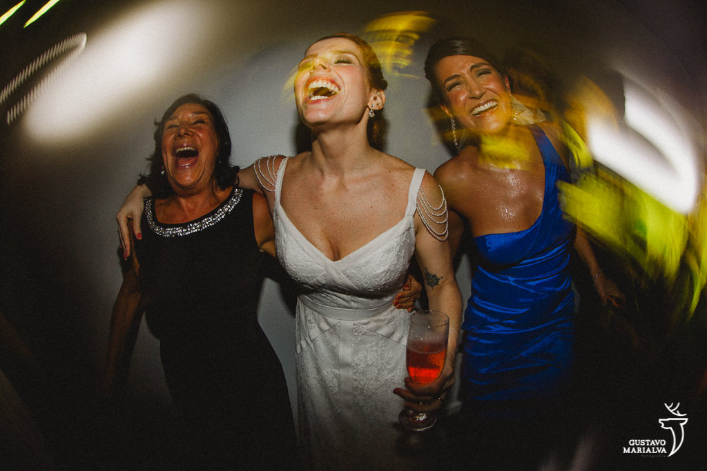 noiva e amigas dançando na festa de casamento