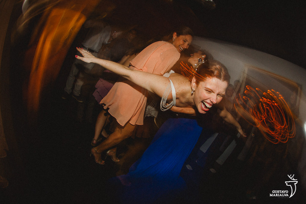 noiva sendo carregada na festa de casamento