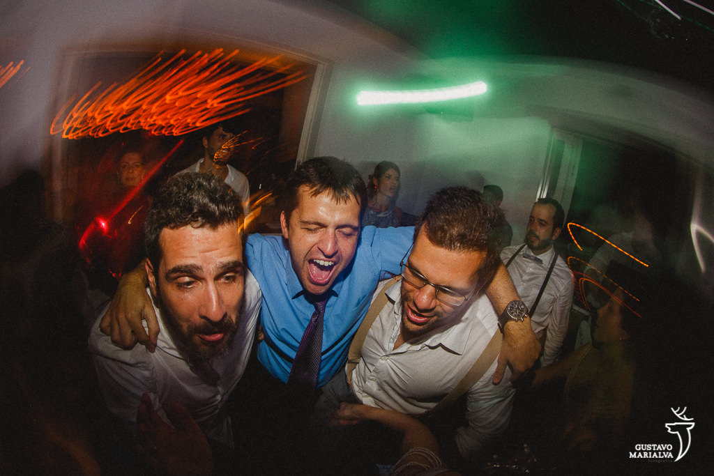 amigos gritando na festa de casamento