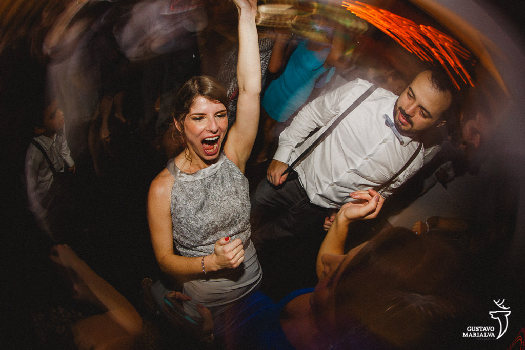 convidada gritando na festa de casamento