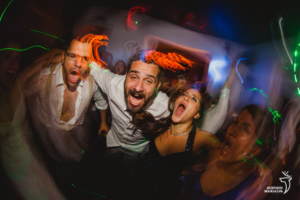 noivos e amigos gritando na festa de casamento
