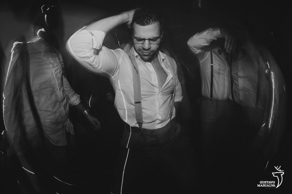 noivo dançando na festa de casamento