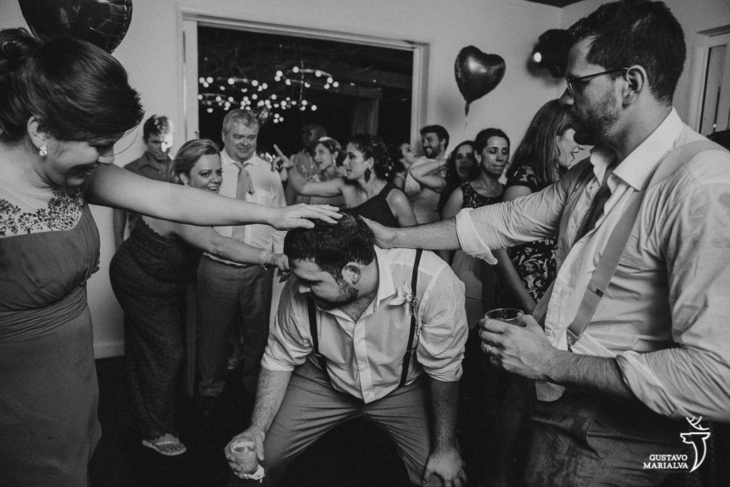 padrinhos dançando na festa de casamento