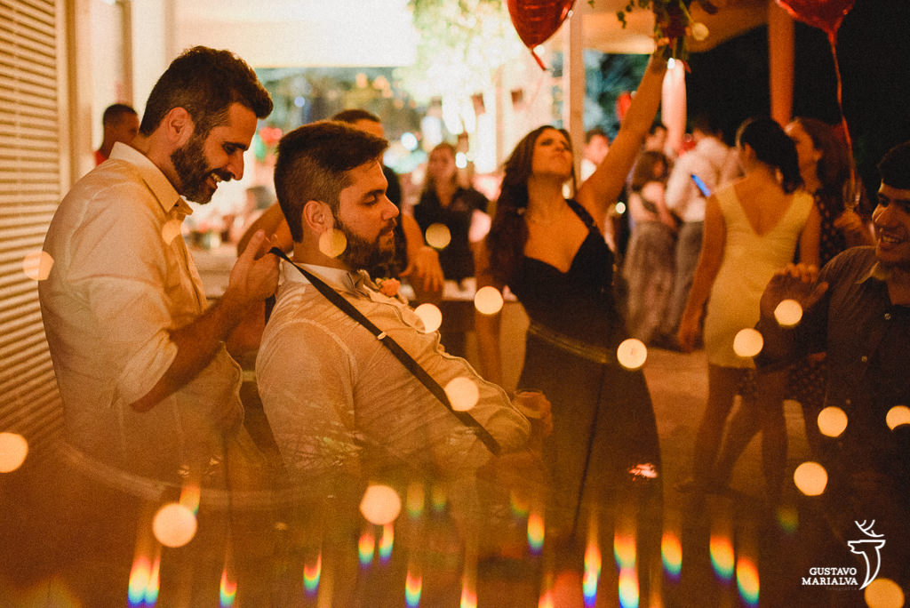 padrinhos dançando na festa de casamento