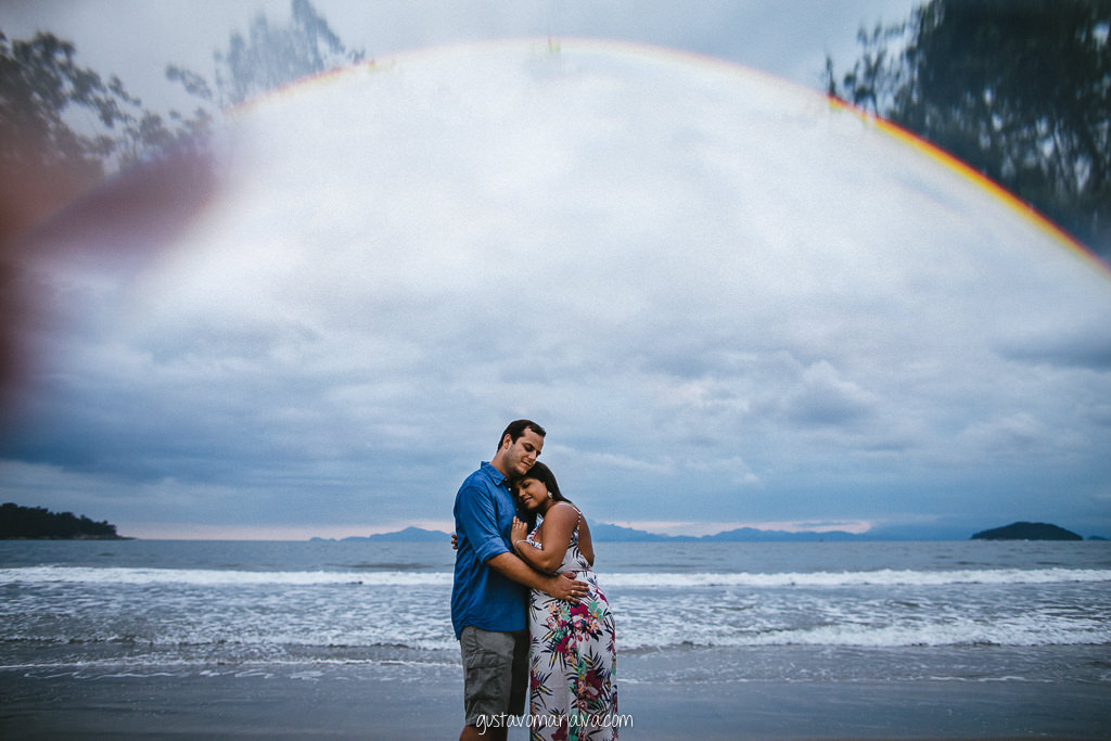 casal abraçado na praia durante book de casal