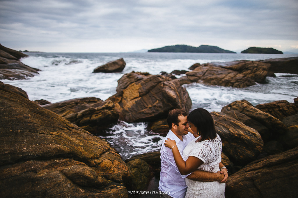 casal abraçado durante book de casal