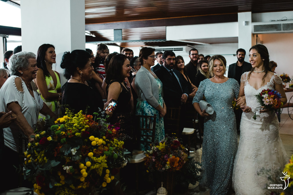noiva entrando na cerimônia de casamento