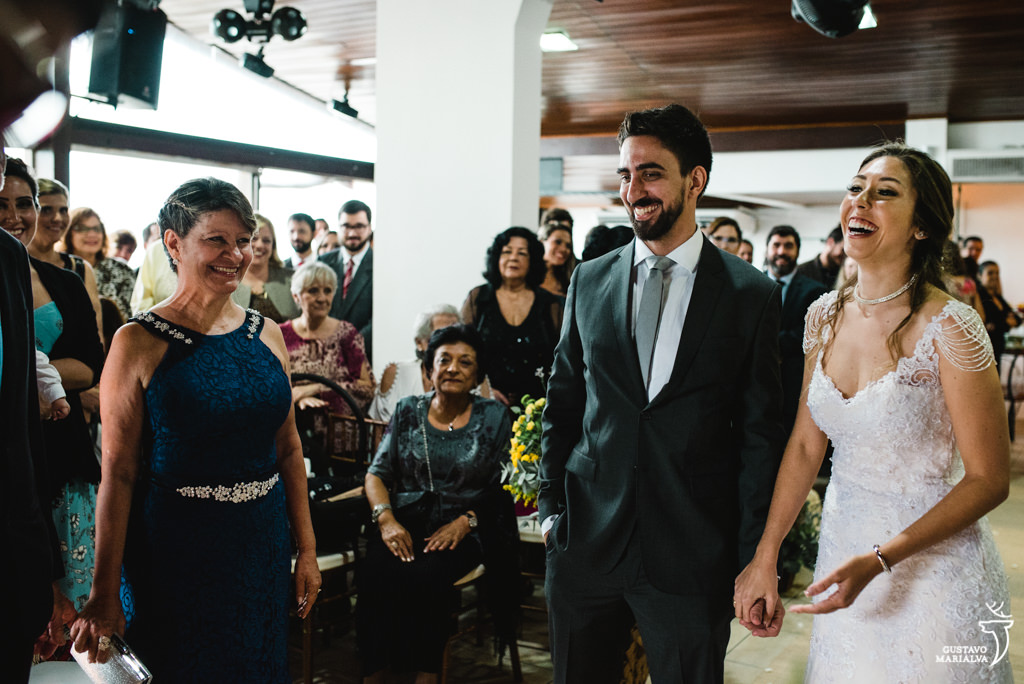 noivos sorrindo na cerimônia de casamento