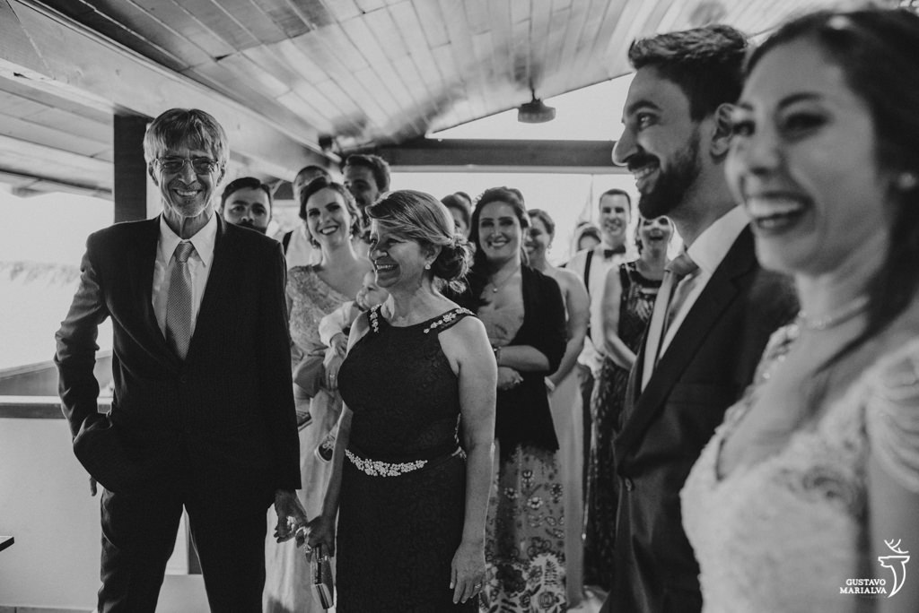 noivos sorrindo na cerimônia de casamento
