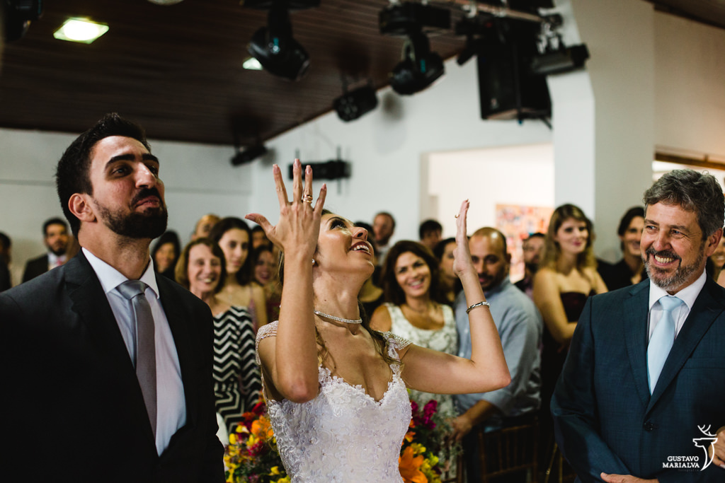 noivos sorrindo na cerimônia de casamento