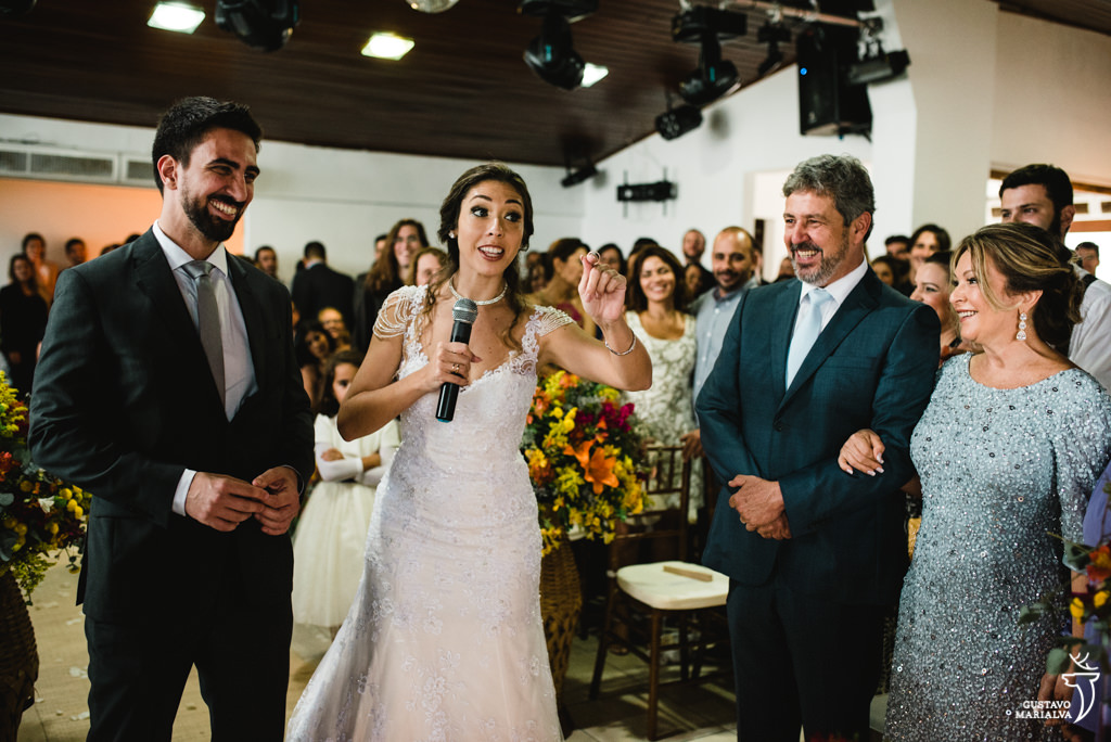 noivos brincando na cerimônia de casamento