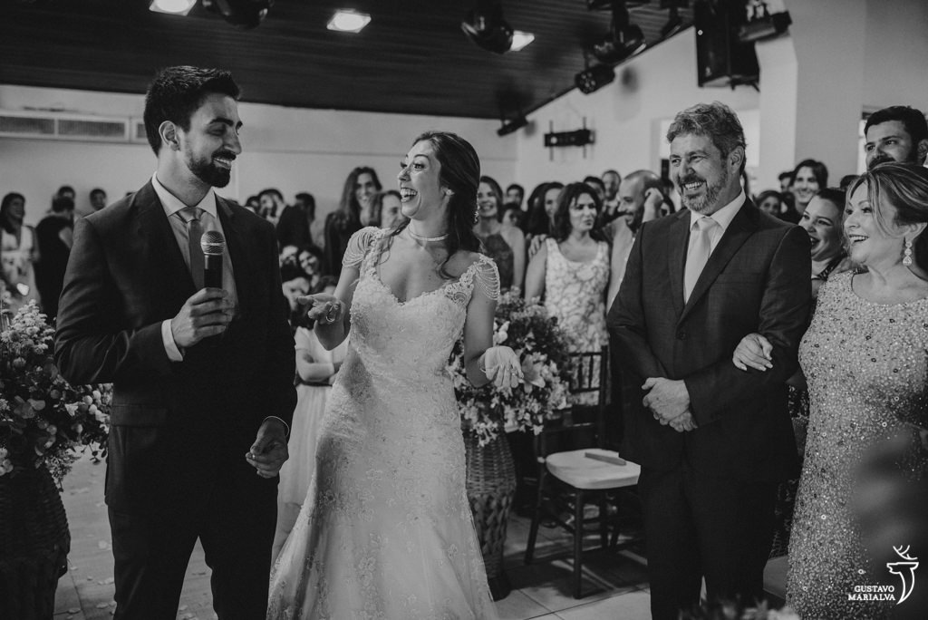 noivos conversando na cerimônia de casamento