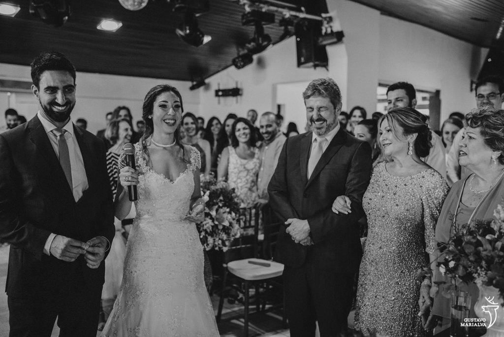 noivos brincando na cerimônia de casamento