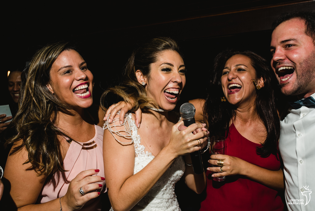 noiva cantando com as amigas na festa de casamento