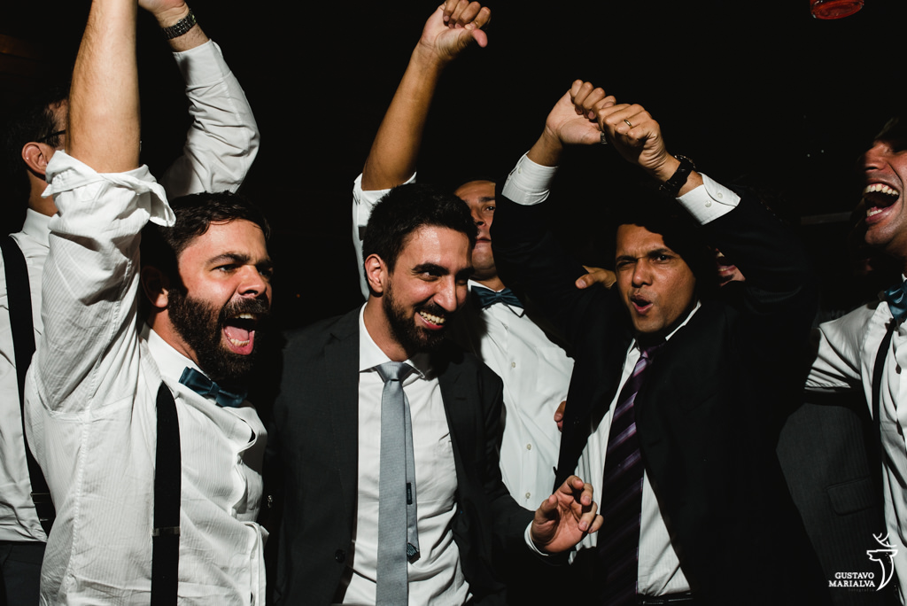noivo e padrinhos cantando na festa de casamento