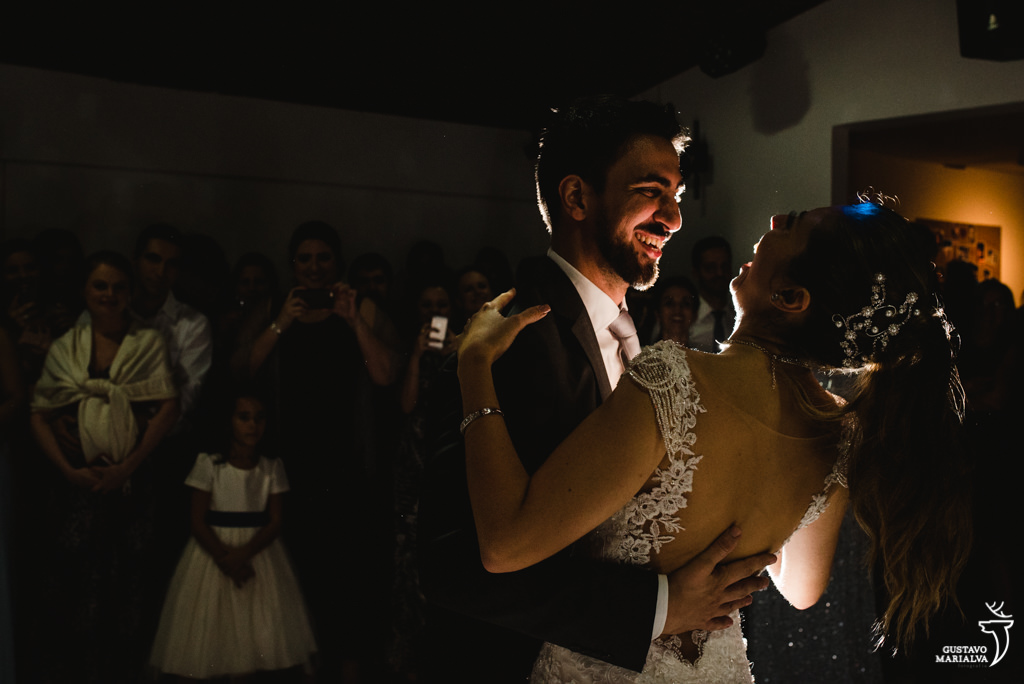noivos dançando na festa de casamento