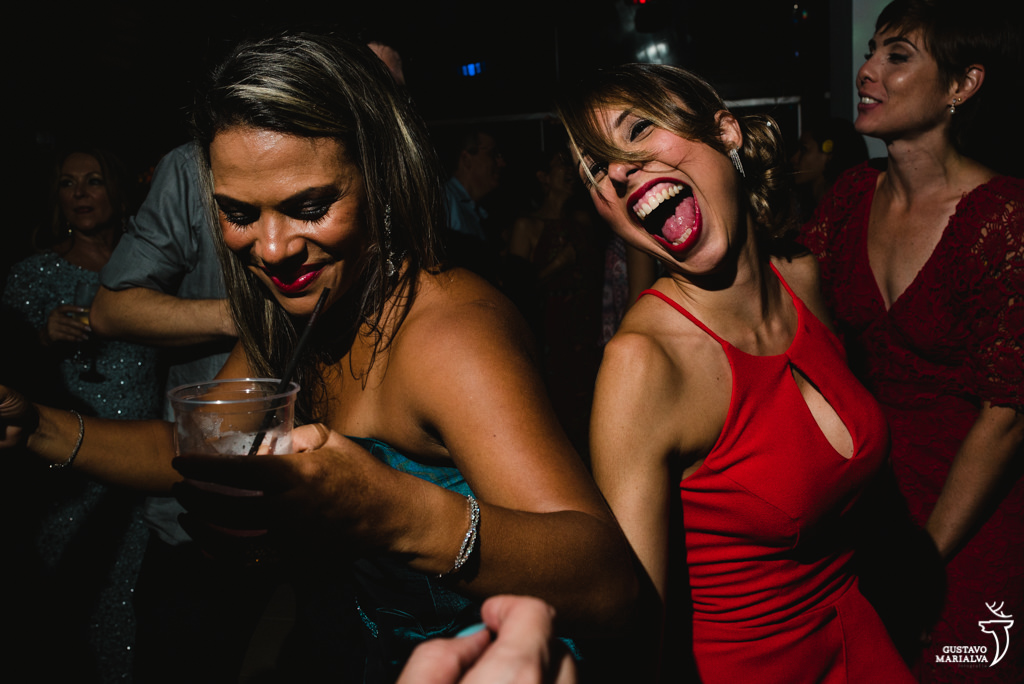 amigas dançando na festa de casamento