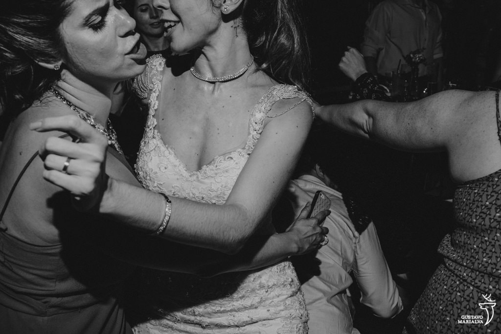 noiva e amigas dançando na festa de casamento