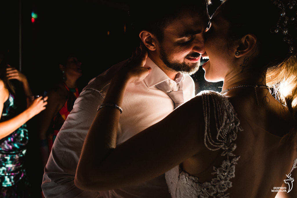 noivos dançando na festa de casamento
